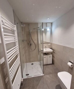 Een douche, een haardroger, handdoeken