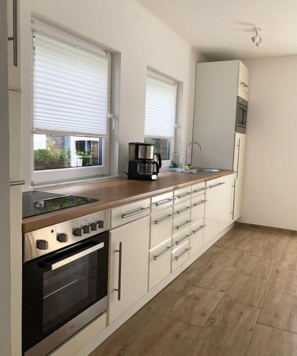 Frigorifero, microonde, forno, piano cottura