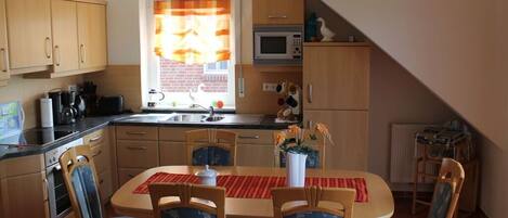 ثلاجة، ميكروويف، فرن، موقد طهي مسطح