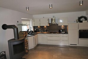 Frigorifero, forno, piano cottura, lavastoviglie