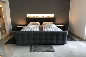1 chambre, fer et planche à repasser