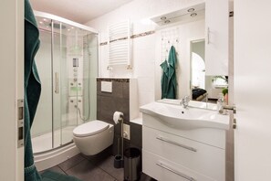 Douche, sèche-cheveux, serviettes fournies
