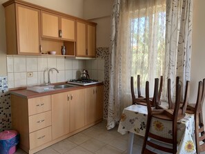 Departamento Deluxe | Cocina privada | Refrigerador con congelador, horno, parrilla de estufa y lavavajillas 