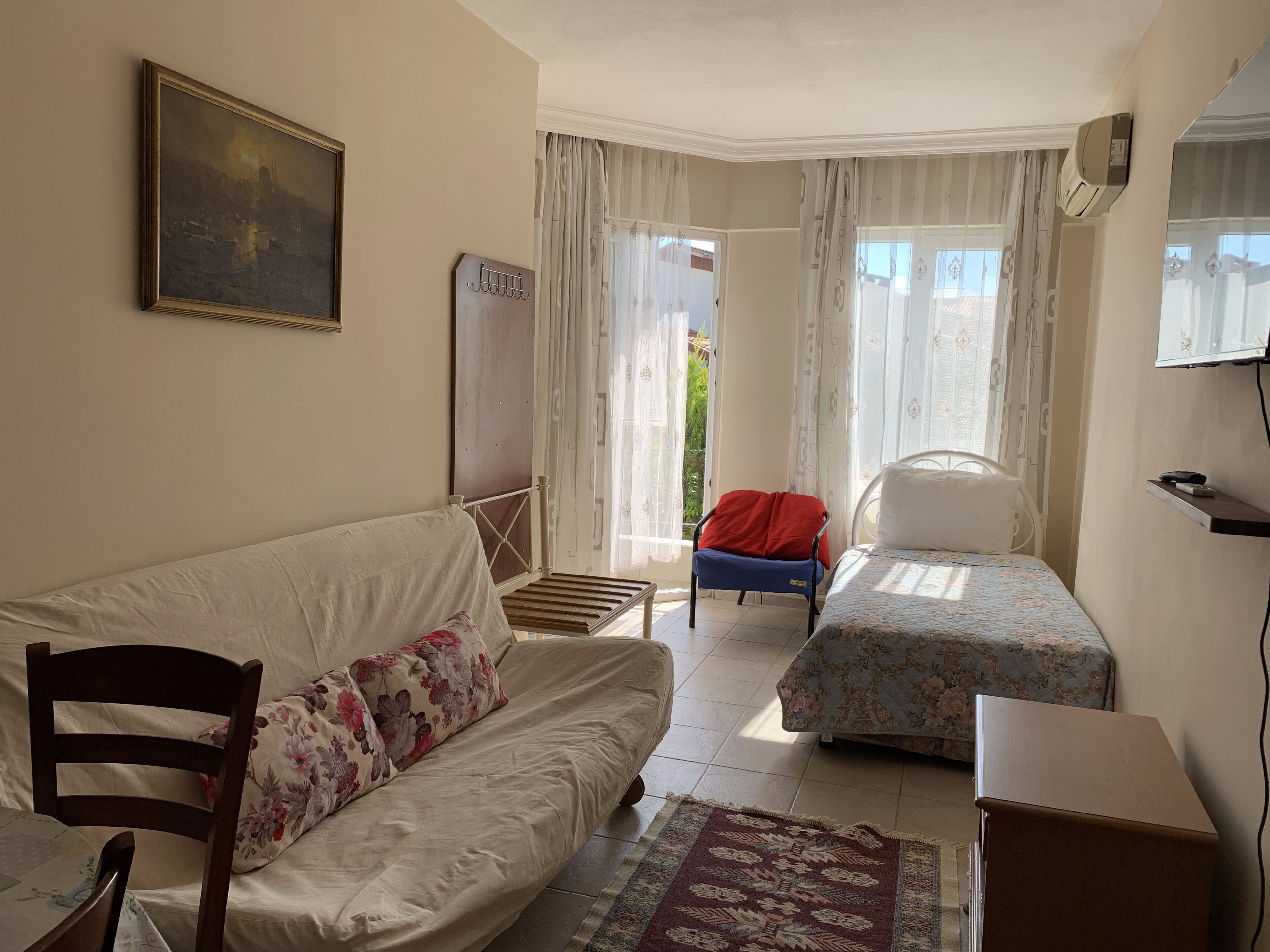 Deluxe Apartment | Living area | TV