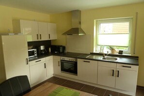 Fridge, microwave, oven, stovetop - Holiday home Manders (Horumersiel)