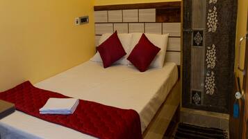 Executive Room | 1 bedroom, hypo-allergenic bedding, desk, free WiFi