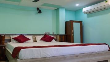 Executive Room | Hypo-allergenic bedding, desk, free WiFi, bed sheets