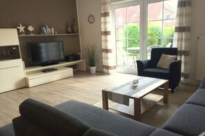 Smart TV, DVD player, stereo