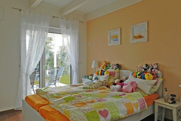 2 bedrooms, travel crib