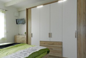 2 bedrooms, travel cot - Holiday apartment deck boat (Burhave (Butjadingen))