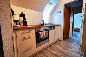 Kylskåp, mikrovågsugn, ugn och spishäll