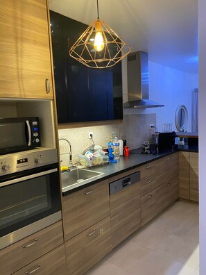 Refrigerador, microondas, horno y utensilios de cocina