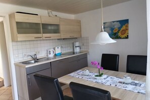 Kjøleskap, ovn, kokeplater og oppvaskmaskin