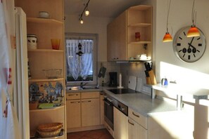 Kylskåp, mikrovågsugn, ugn och spishäll