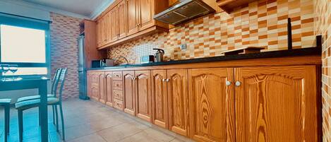 Een koelkast, een microgolfoven, een koffiezetapparaat/waterkoker