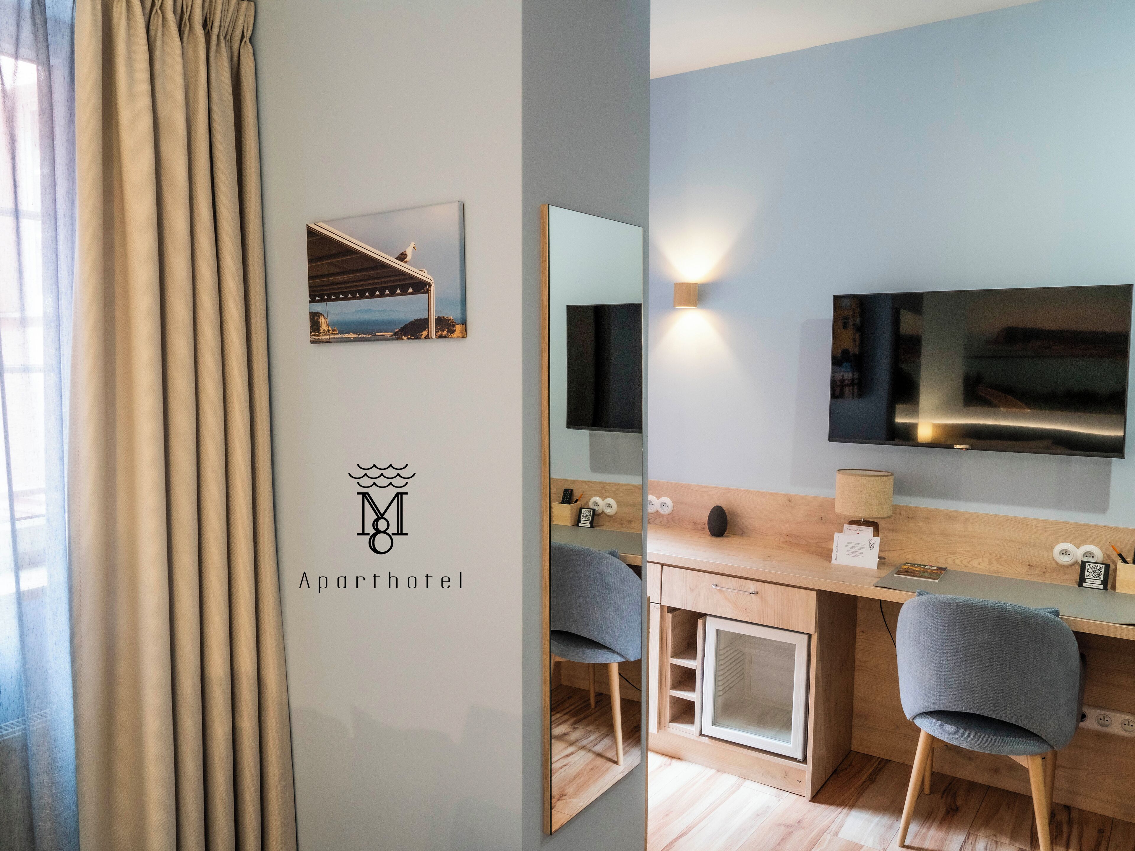 Kamar Comfort, Bebas Asap Rokok, balkon | Area keluarga | Smart TV 81-cm dengan saluran TV satelit dan buku