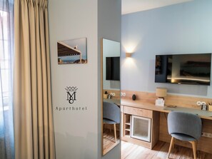 Comfort-Zimmer, Nichtraucher, Balkon | Wohnbereich | 81-cm-Smart-TV mit Satellitenempfang, Bücher