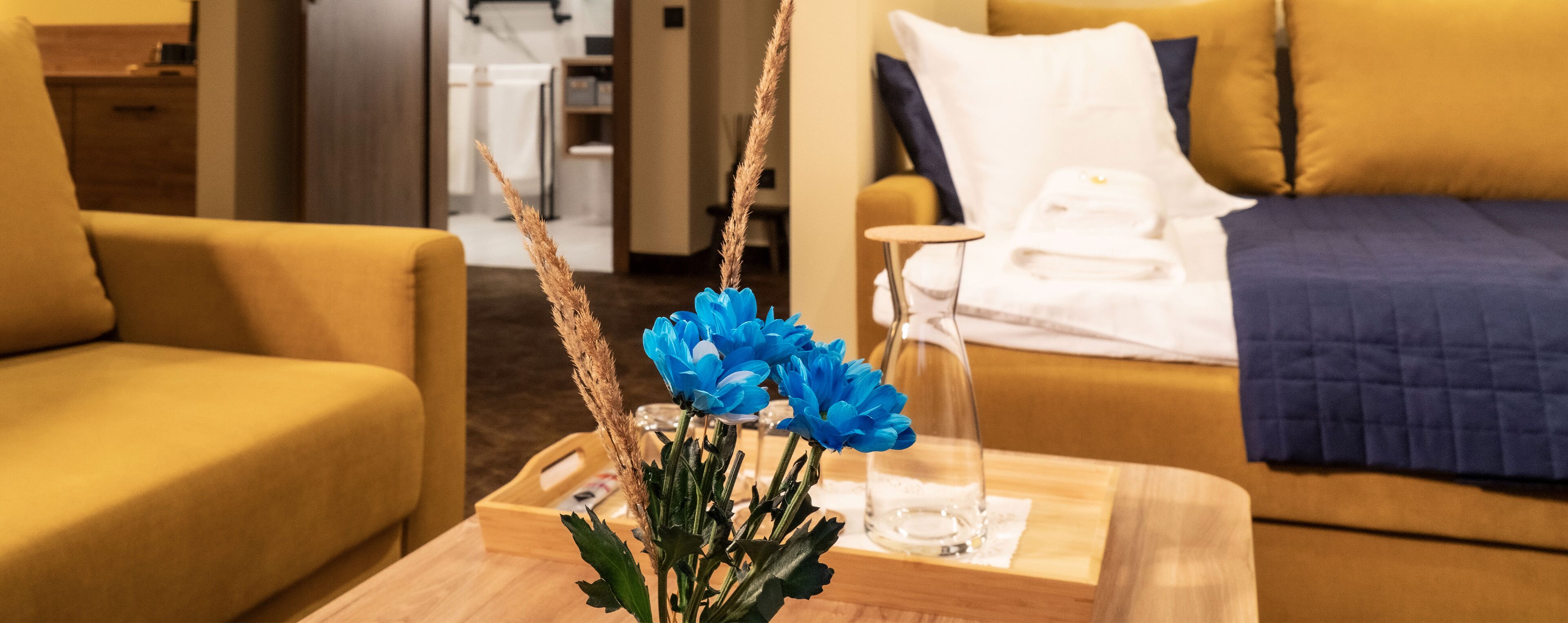 Deluxe Double or Twin Room, Air conditioning, Corner | Living area | 81-cm Smart TV with satellite channels, books