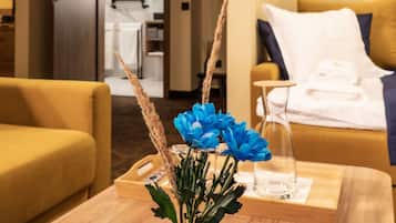Deluxe Double or Twin Room, Air conditioning, Corner | Living area | 81-cm Smart TV with satellite channels, books