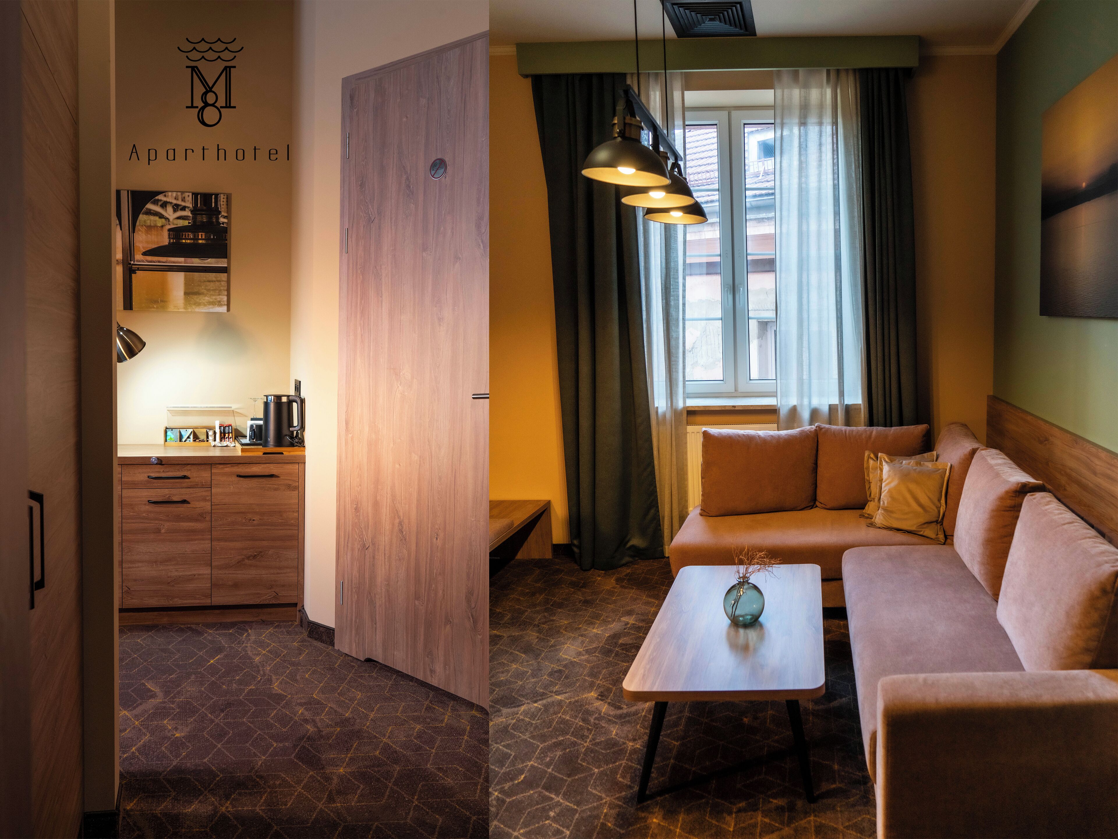 Une chambre d’hôtel moderne, dotée d’une armoire en bois, d’un canapé, d’une table basse et offrant une vue sur l’extérieur grâce à une fenêtre avec des rideaux.
