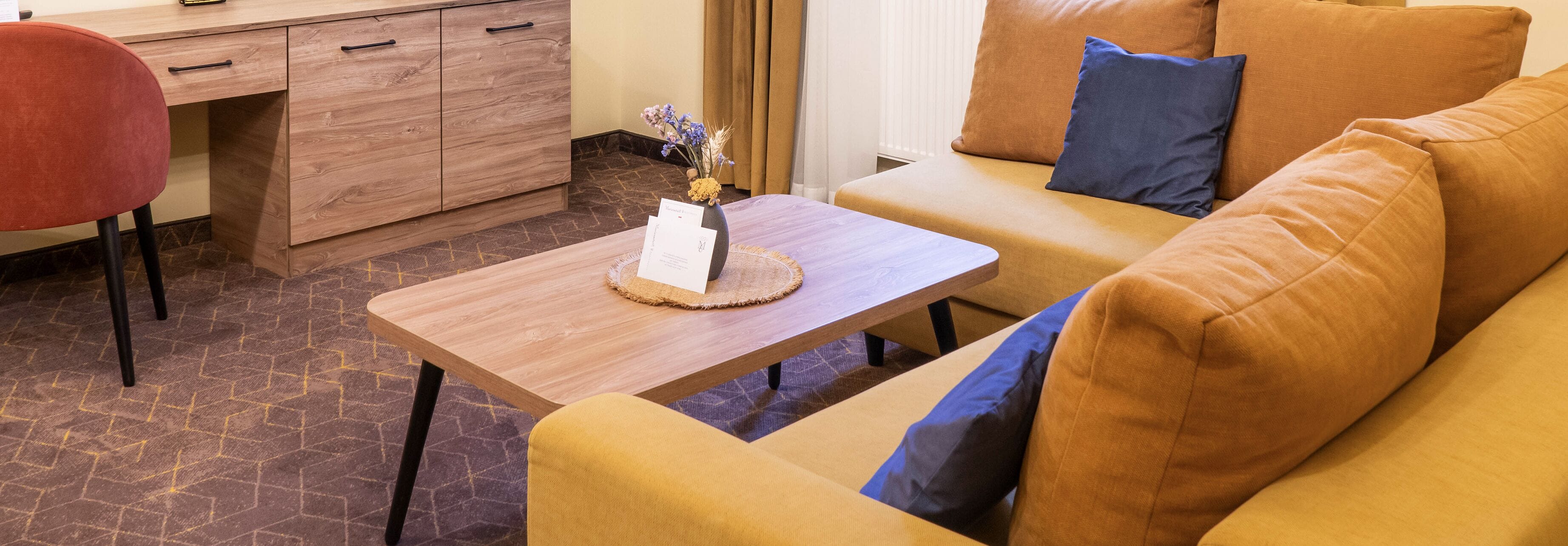 Kamar Double atau Twin Deluks, AC, sudut | Area keluarga | Smart TV 81-cm dengan saluran TV satelit dan buku