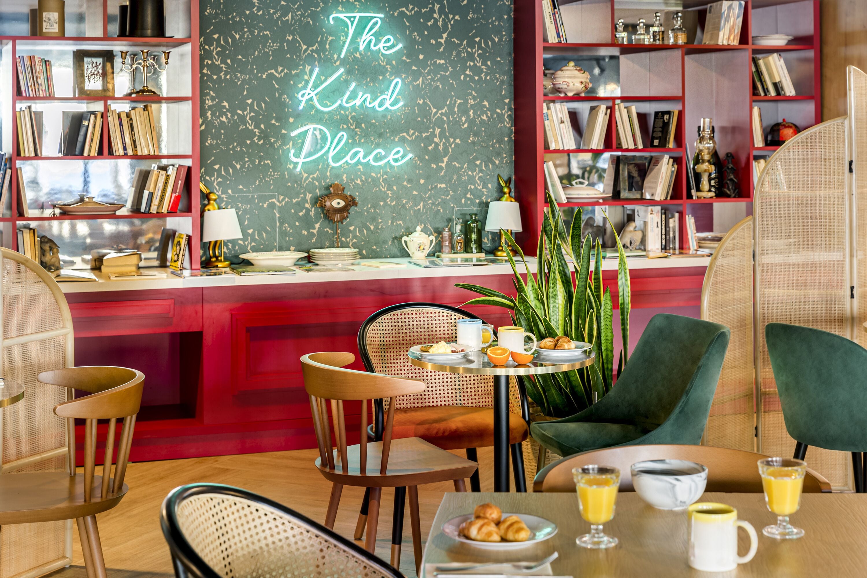 Petit déjeuner buffet (19 EUR par personne)