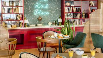 Petit déjeuner buffet (19 EUR par personne)