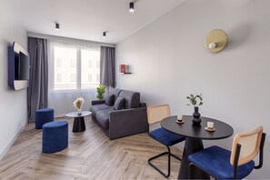 Basic-Apartment, 1 Doppelbett und Schlafsofa | Schreibtisch, laptopgeeigneter Arbeitsplatz, kostenloses WLAN
