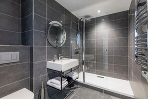 Grand studio (Lits Jumeaux) | Badkamer | Een douche, gratis toiletartikelen, een haardroger, handdoeken