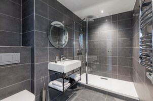 Grand Studio (Lits Jumeaux) | Bathroom | Shower, free toiletries, hair dryer, towels