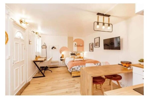 Skrivbord, strykjärn/strykbräda, gratis wi-fi och sängkläder