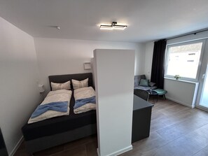 1 soverom, skrivebord, wi-fi (inkludert) og sengetøy