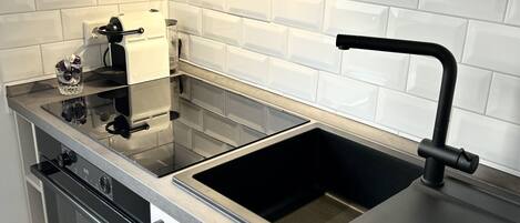 Køleskab, mikrobølgeovn, ovn, kogeplade