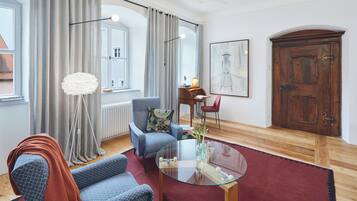 Design Double Room, 1 King Bed, Non Smoking, Bathtub | Living area