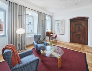 Design Double Room, 1 King Bed, Non Smoking, Bathtub | Living area - Engelwirt Hotel & Apartments (Berching)