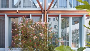 A modern building with a balcony and large windows. - Engelwirt Hotel & Apartments (Berching)
