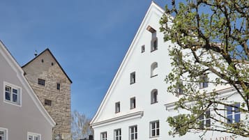 Vista frontal de la propiedad