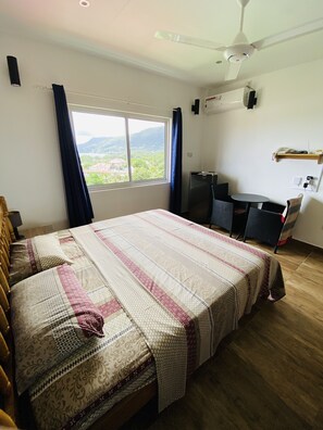 Down duvets, individually decorated, individually furnished, free WiFi - Oceanic View Apartments (Mahé Island)