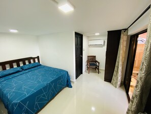 Apartamento económico, 3 habitaciones, cocina | Baño | Ducha, cabezal de ducha tipo lluvia, bidé y toallas