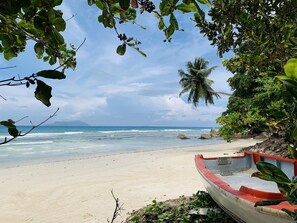 Una playa cerca, arena blanca