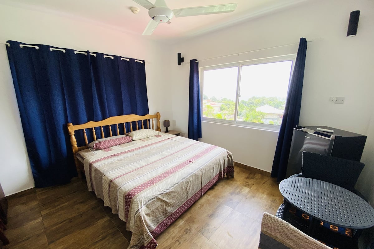 Habitación doble Deluxe | Edredón, decoración personalizada, muebles diferentes y wifi gratis