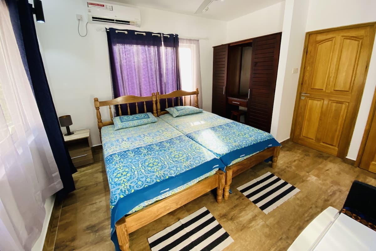 Habitación Deluxe con 1 cama matrimonial o 2 individuales | Edredón, decoración personalizada, muebles diferentes y wifi gratis