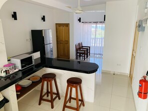 Microwave, oven, electric kettle, toaster - Oceanic View Apartments (Mahé Island)