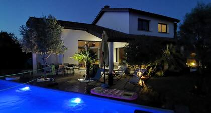 đŽđ” Villa au calme avec piscine 4x9m Ă proximitĂ© d'une base de loisirs avec lac