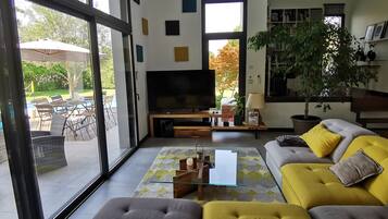 Smart TV, table tennis