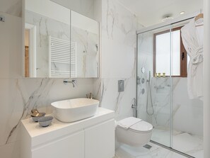 Dusche, Haartrockner, Handtücher, Seife