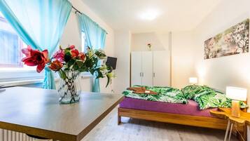 1 slaapkamer, een strijkplank/strijkijzer, wifi, beddengoed