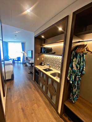 Departamento Deluxe | Cocina privada | Frigobar, microondas, parrilla de estufa y toallas de papel 