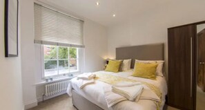 3 habitaciones, escritorio, tabla de planchar con plancha y wifi gratis