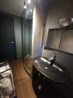 Douche, séchoir à cheveux, bidet, serviettes fournies
